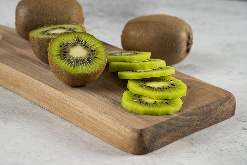 Benefits of kiwi for oral health, vision, hearing, prostate health, and weight loss