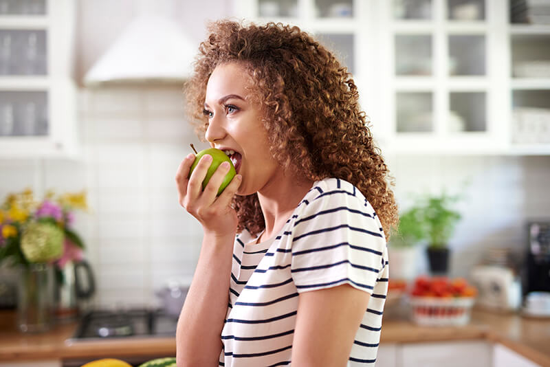Guide on maintaining healthy gums and teeth with apple consumption