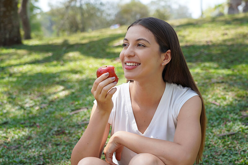 Healthy gums and an apple symbolizing oral hygiene