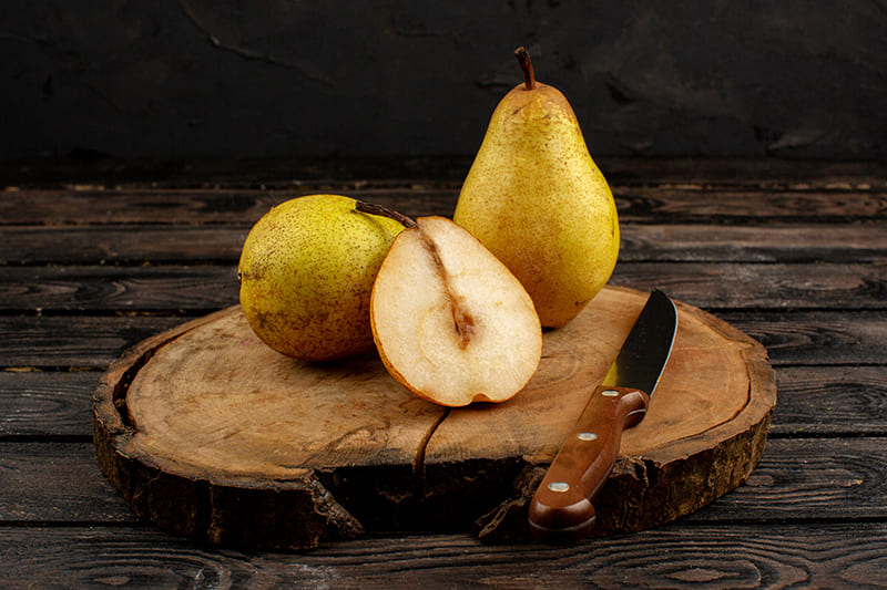 Fresh pears promoting health benefits