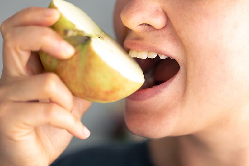 Health benefits of pears focusing on oral health, vision, hearing, prostate, and weight loss